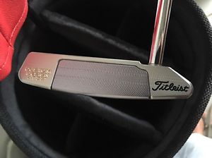 Scotty Cameron 'Cameron &amp; Crown' Newport M2 Putter - As New Condition RH 33" image 1